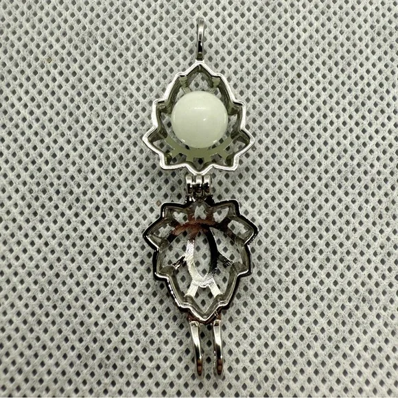 New Glow-in-the-Dark Lotus Pendant Necklace w/Removable Bead - Picture 3 of 4